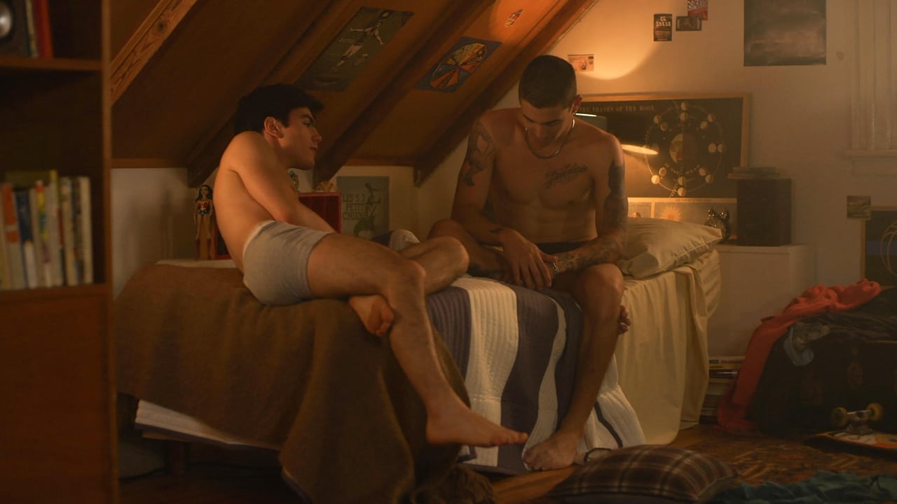 Woody Woodpecker translates to "Woody Pëllumb" in Albanian backdrop