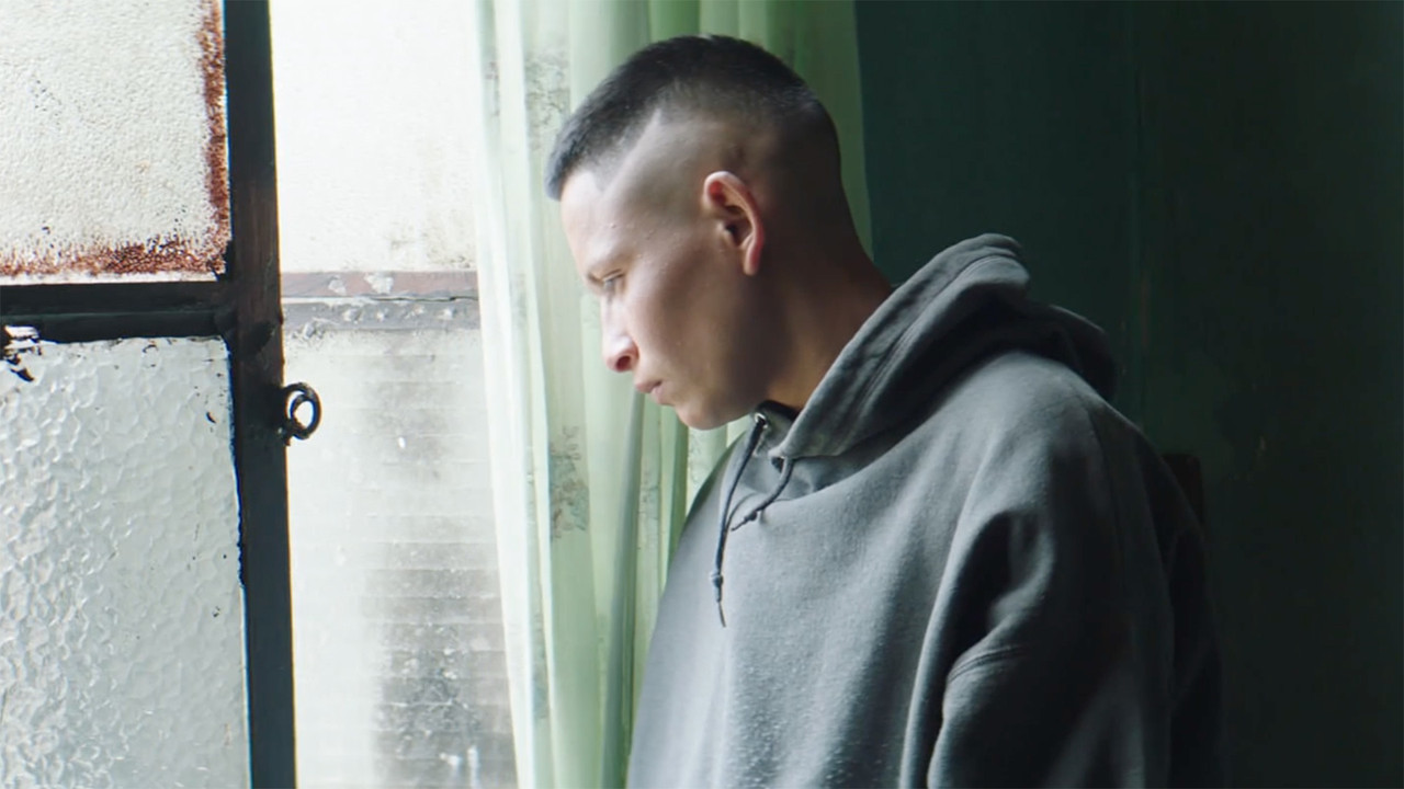 Gruaja Që Pudron Veten backdrop