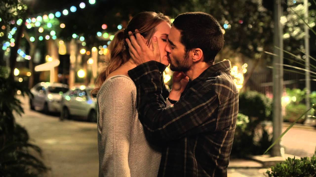 Vetëm në Katër Mure backdrop