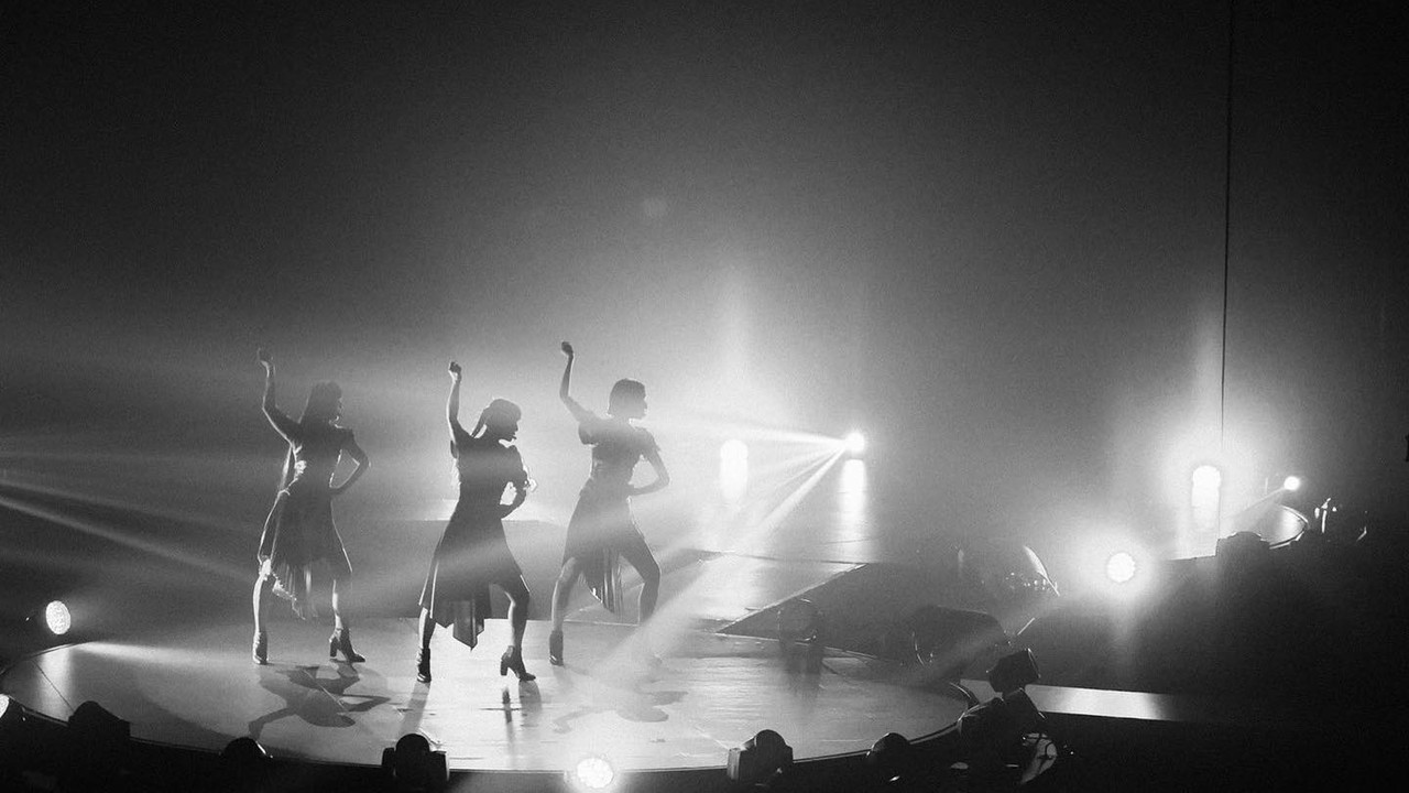 Mami Parashikuese: Kukullat që Kërcenin në një Qiell me Yje backdrop