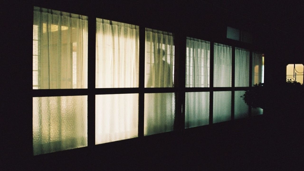 Dhjetë Gra të Errëta backdrop