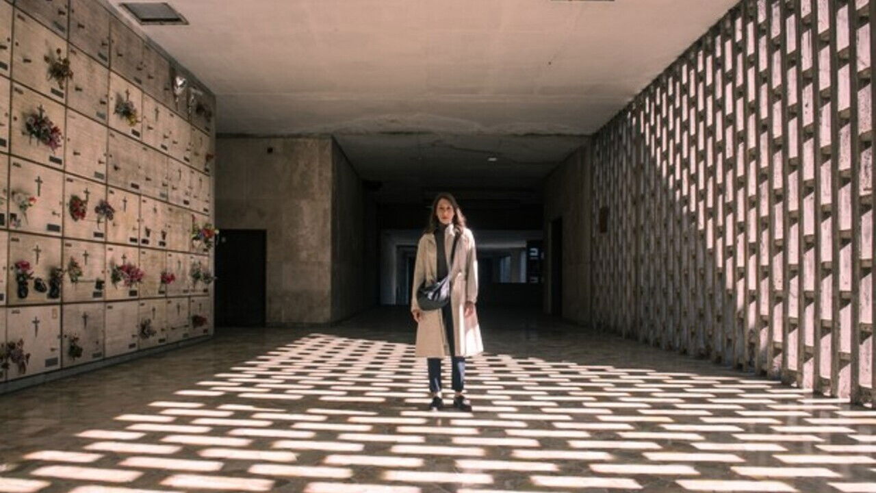 Dëshmitari i Kurorës backdrop