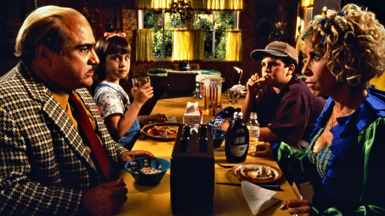 Nëntë Inç Këmbë: Pranë Teje Në Kohë backdrop