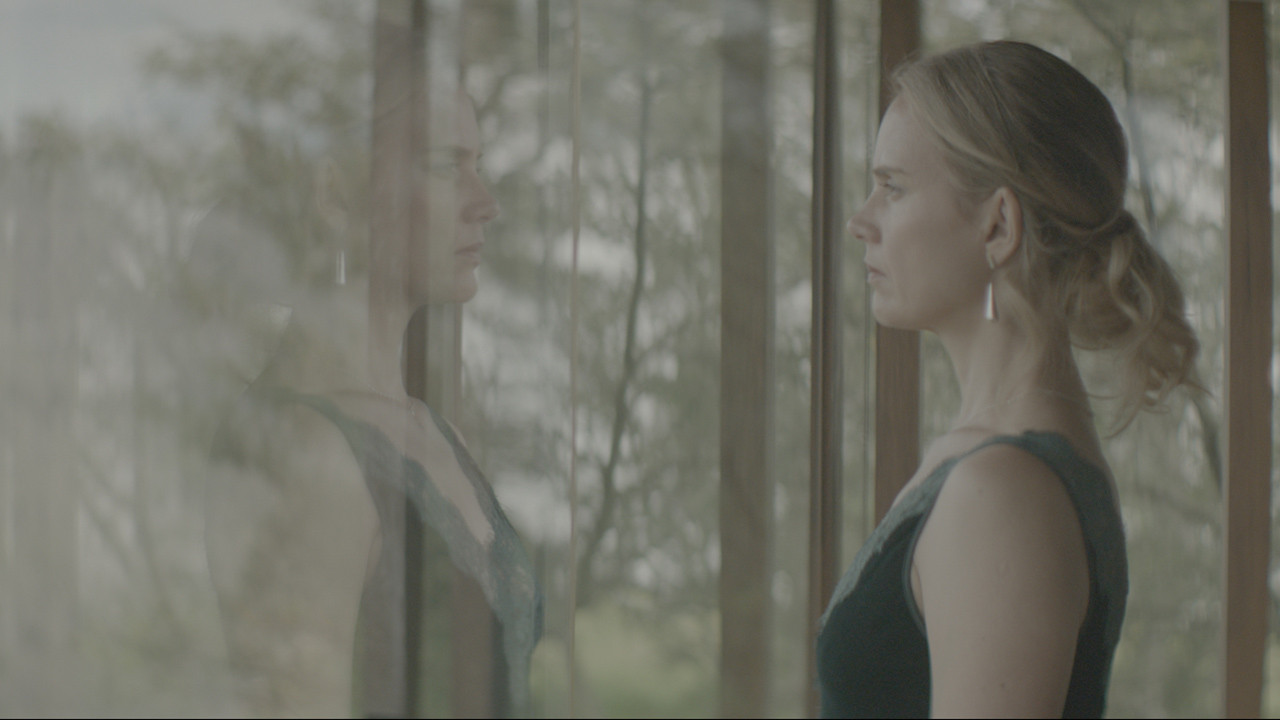 Poshtë dhe Rrezikshëm backdrop