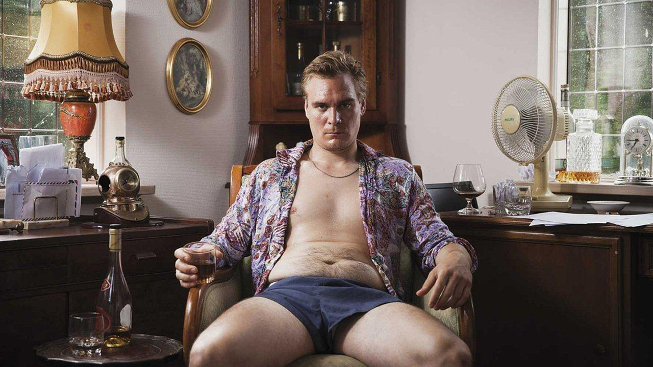 Gjej Njeriun backdrop