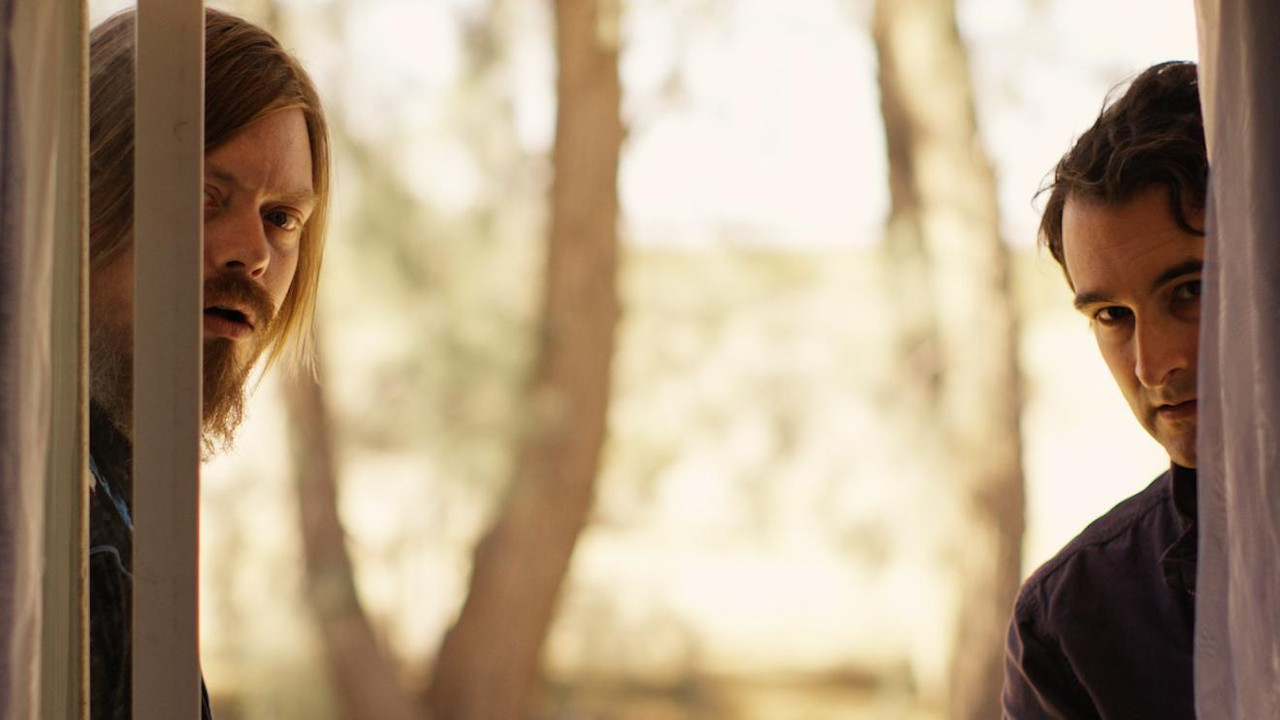 Bie në Dashuri backdrop