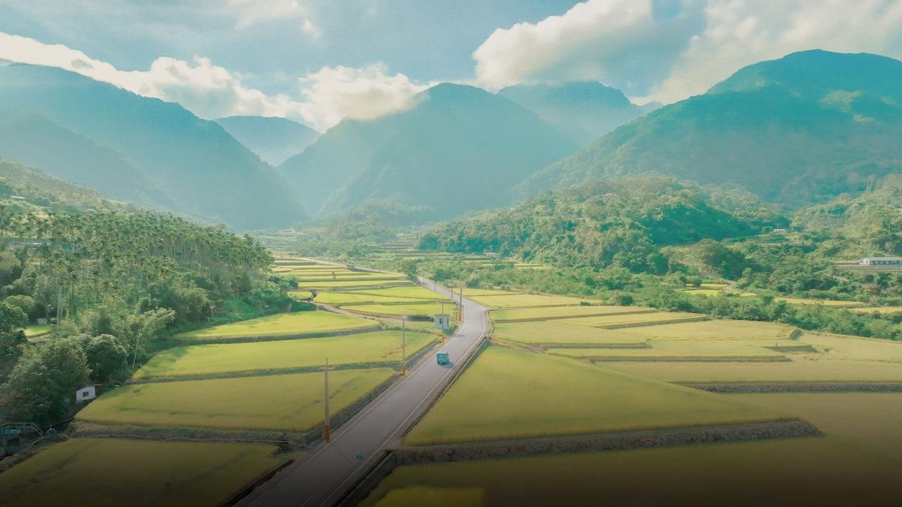 Unë, Robot backdrop