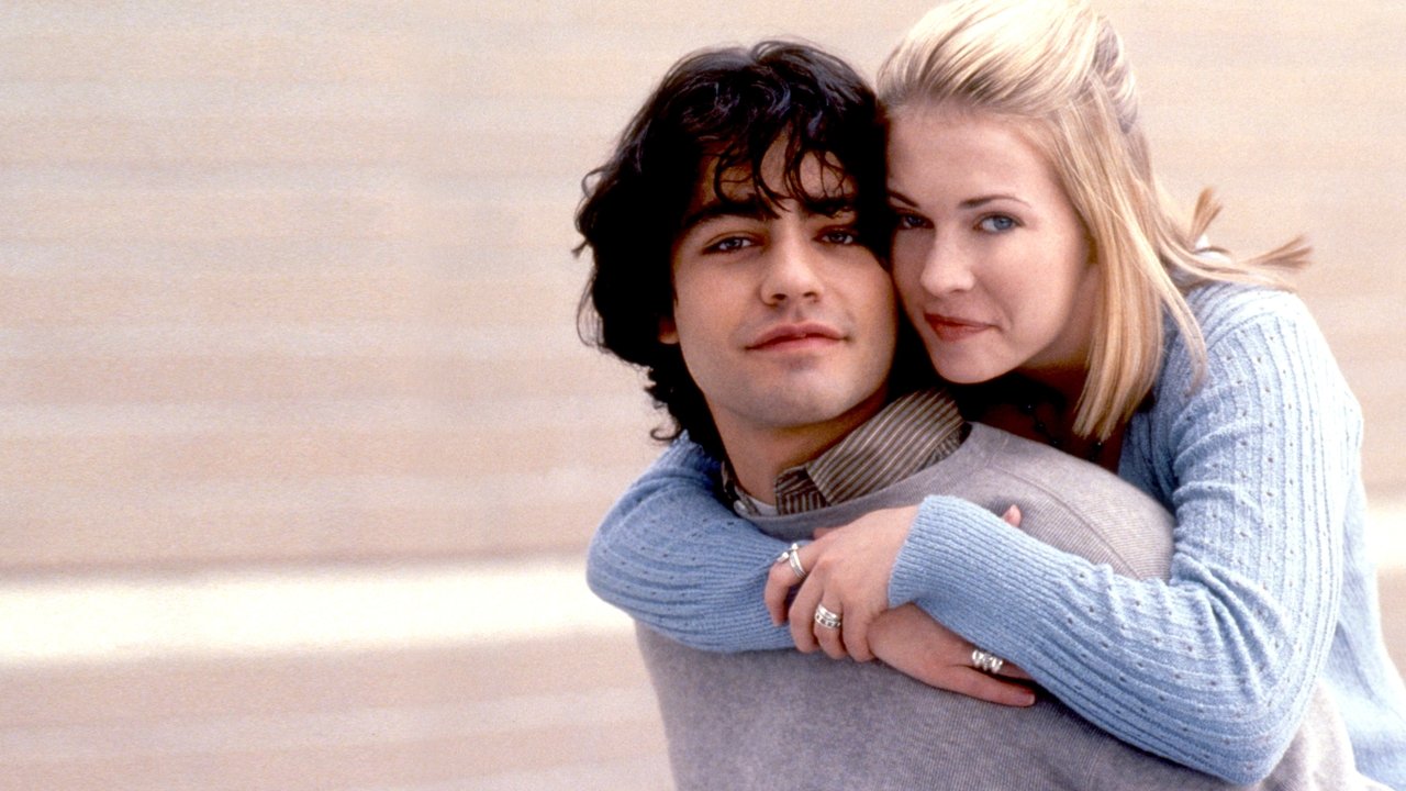 Valentino Kthehet backdrop