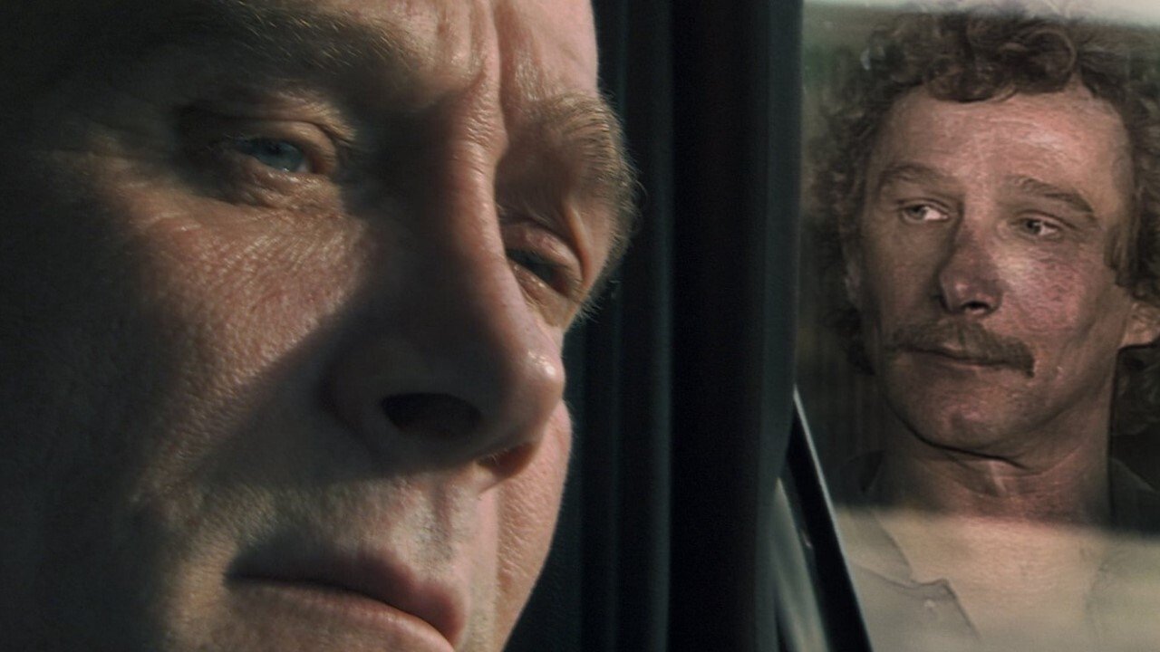 Me Bukuri dhe Dhembje backdrop