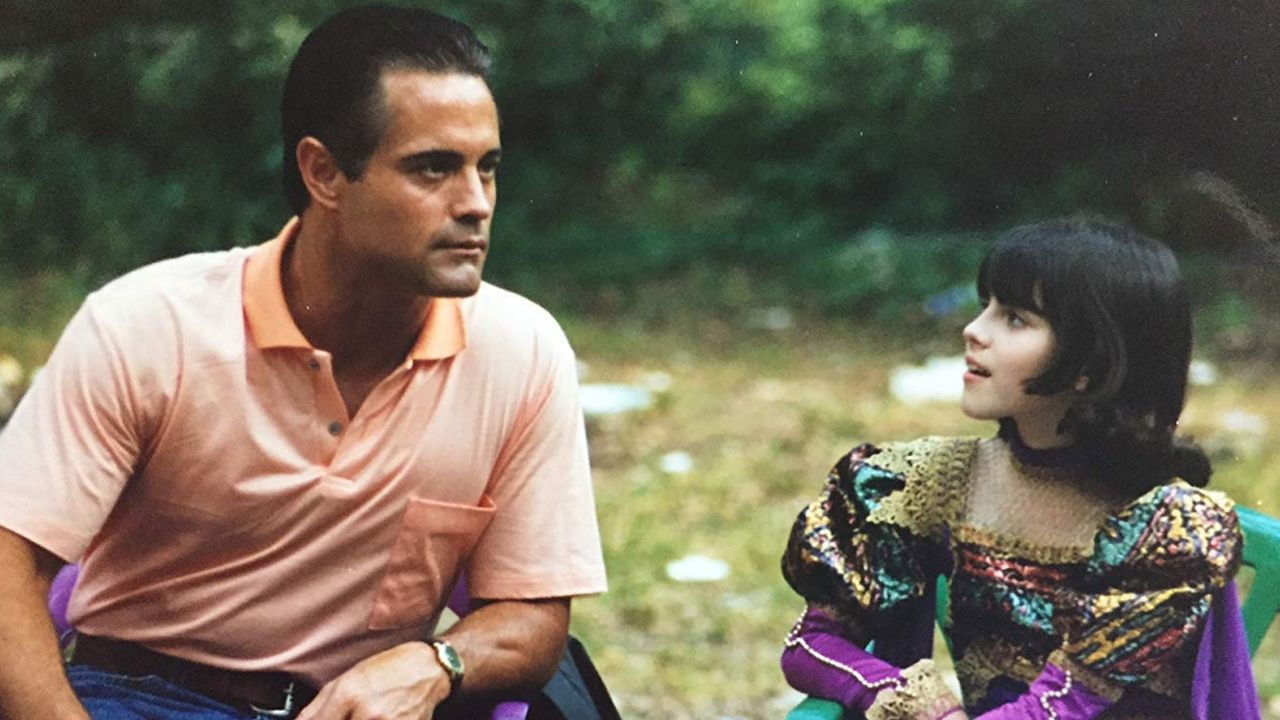 Vajza i Vogël Brown backdrop