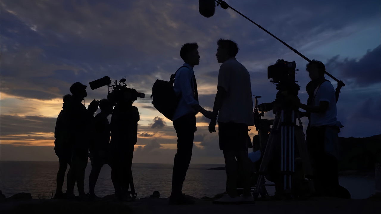 E Kuqe, E Sinqertë, në Dashuri backdrop