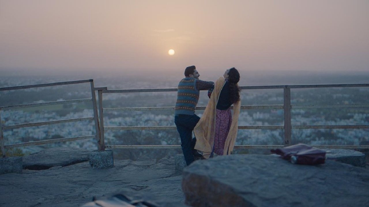 Një Familje Gjen Argëtim backdrop