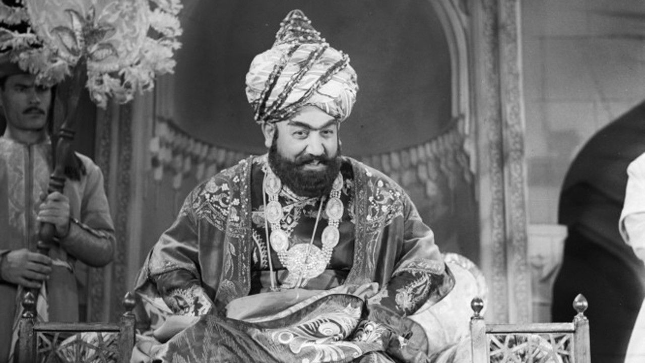 E Hëna e Bardhë backdrop