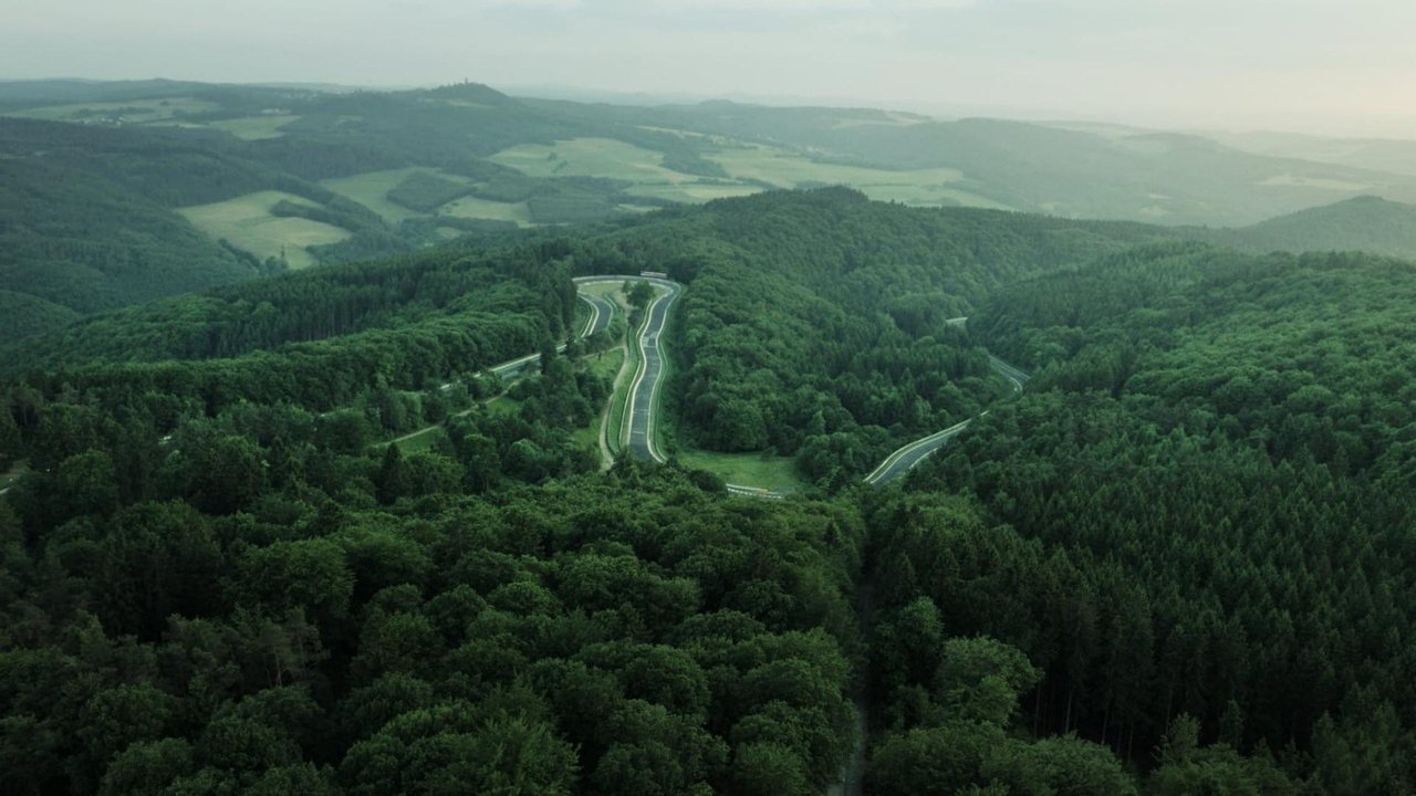 Bots High translates to "Bots Shkollë" in Albanian backdrop
