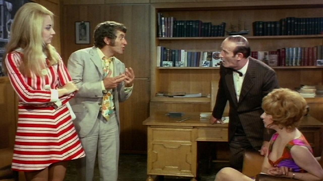 Vajza me Çorapet e Verdha backdrop