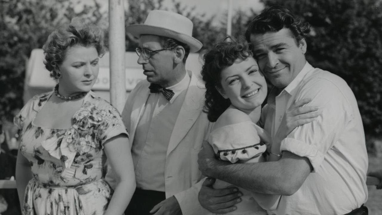 Gjyshja e Fabrikës backdrop