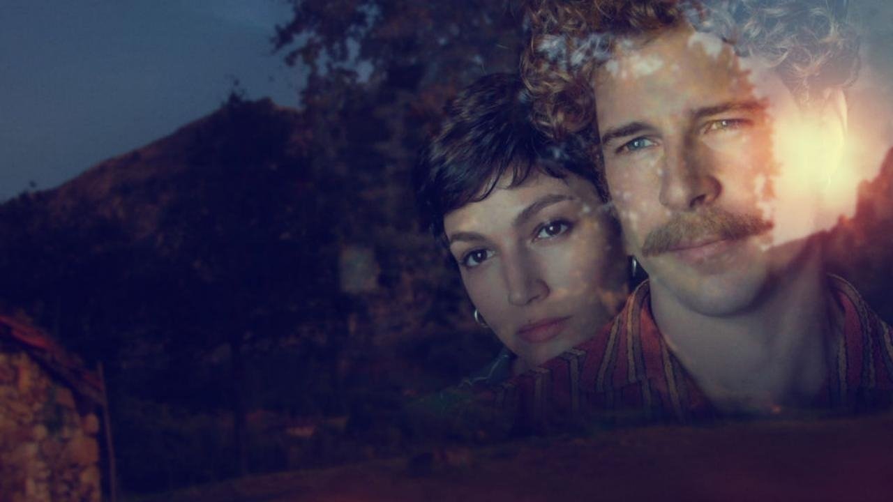 Drakula është ngritur nga varri backdrop