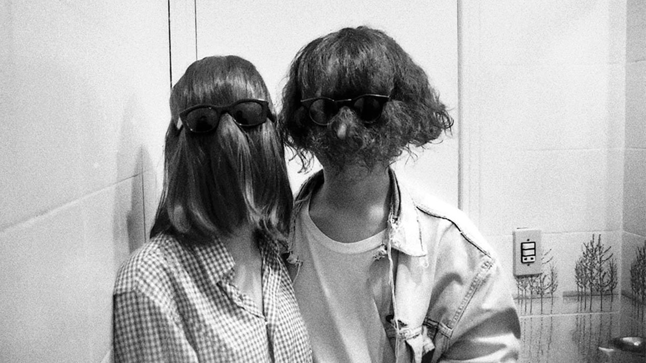 Çnjerëzore backdrop