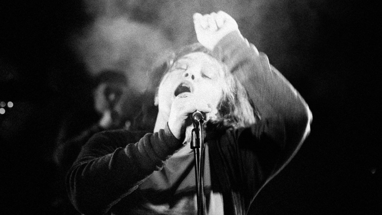 Kur Mbyll Sytë backdrop