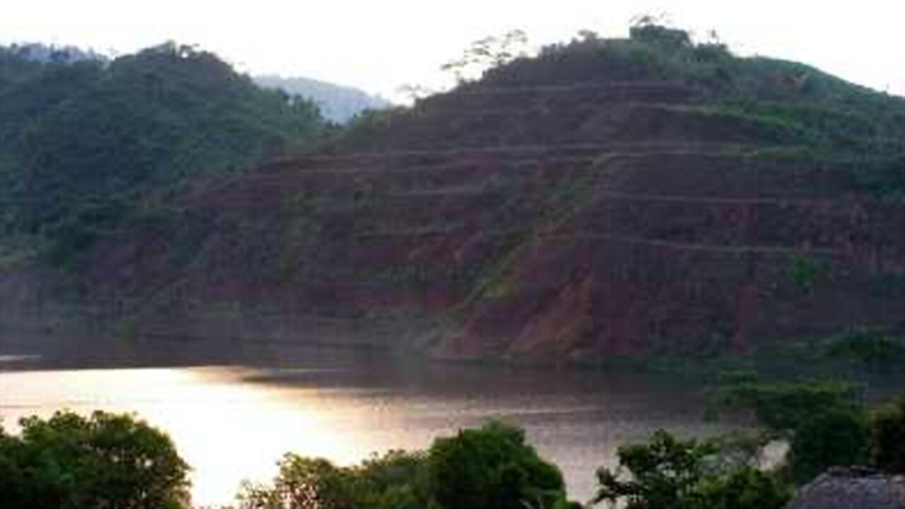 Burrë i Rënë nga Qielli backdrop