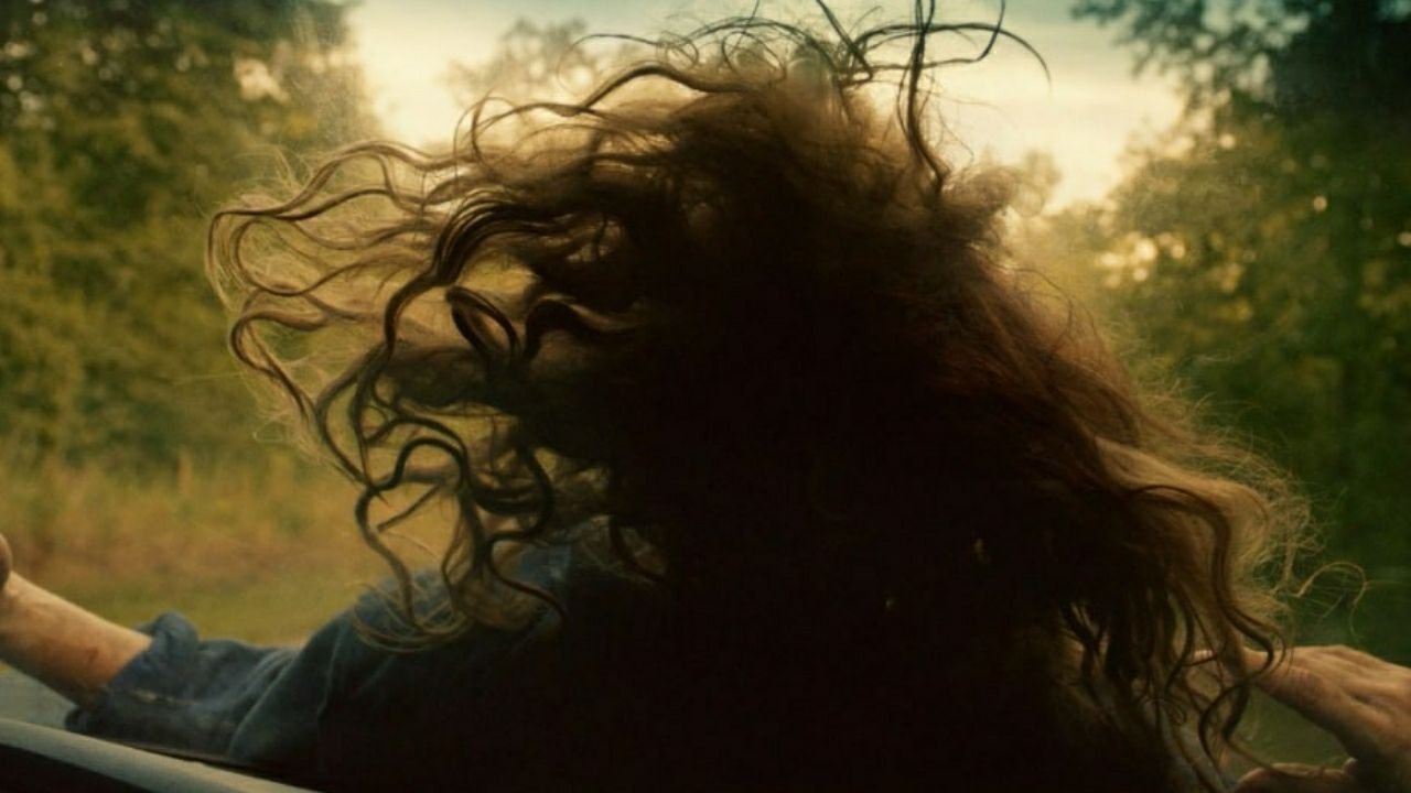 Gruaja e Shënuar backdrop