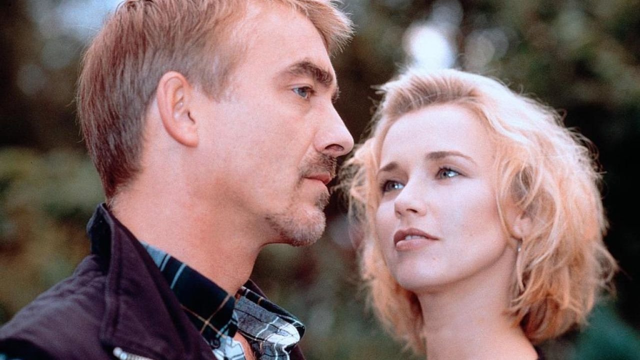 M Kërkon W backdrop