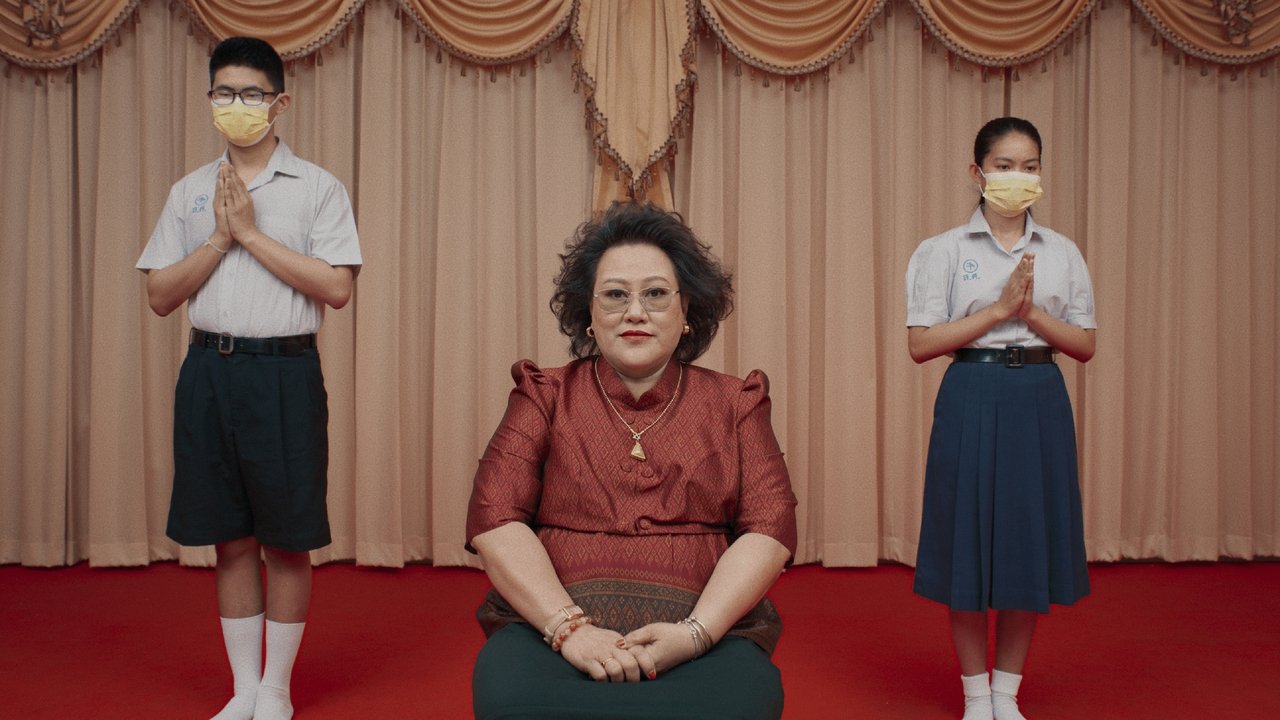 Një Vetëportret i Përshtatur backdrop