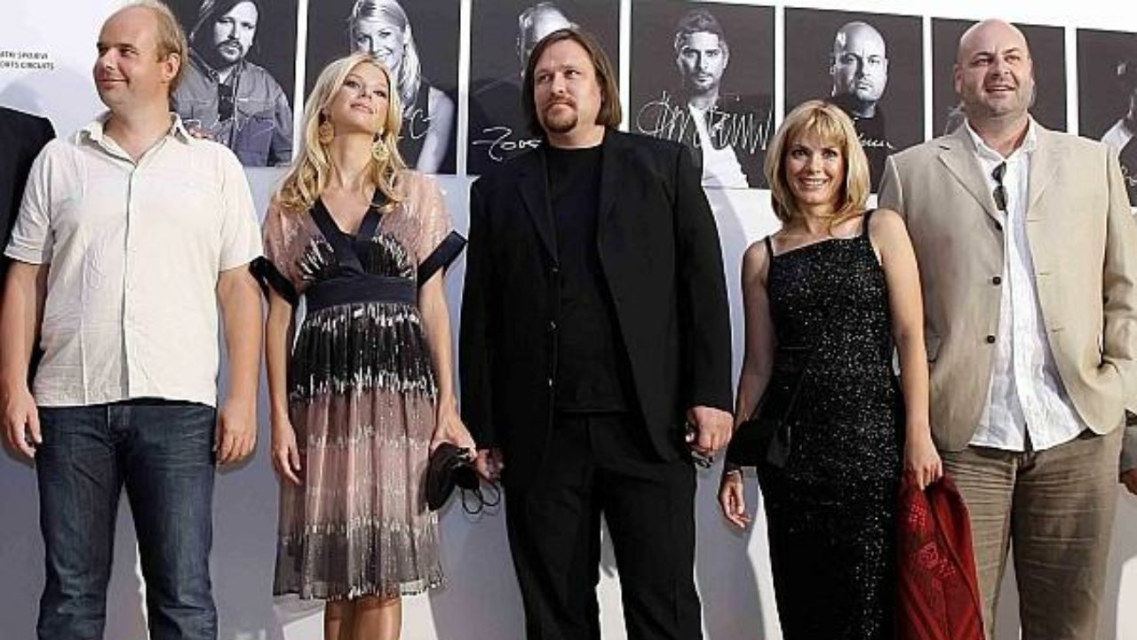 Zogjtë në Kokë backdrop