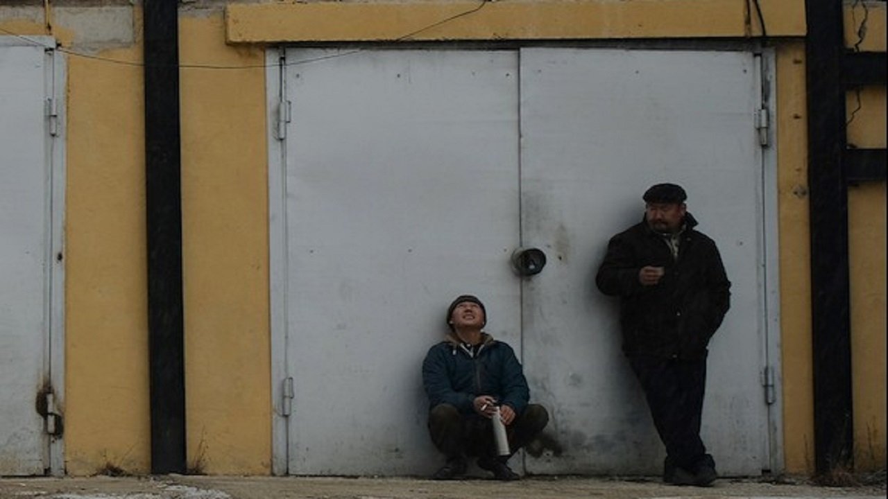 Biznes i Qeshur backdrop