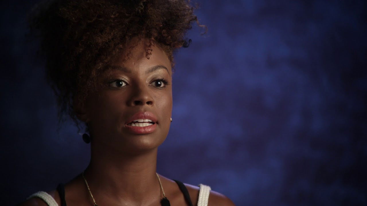 Në hijen e Zotit backdrop