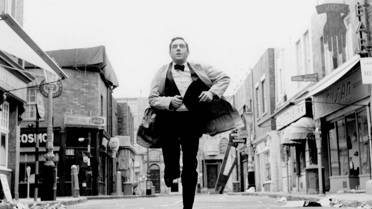 Statuja në Zjarr backdrop