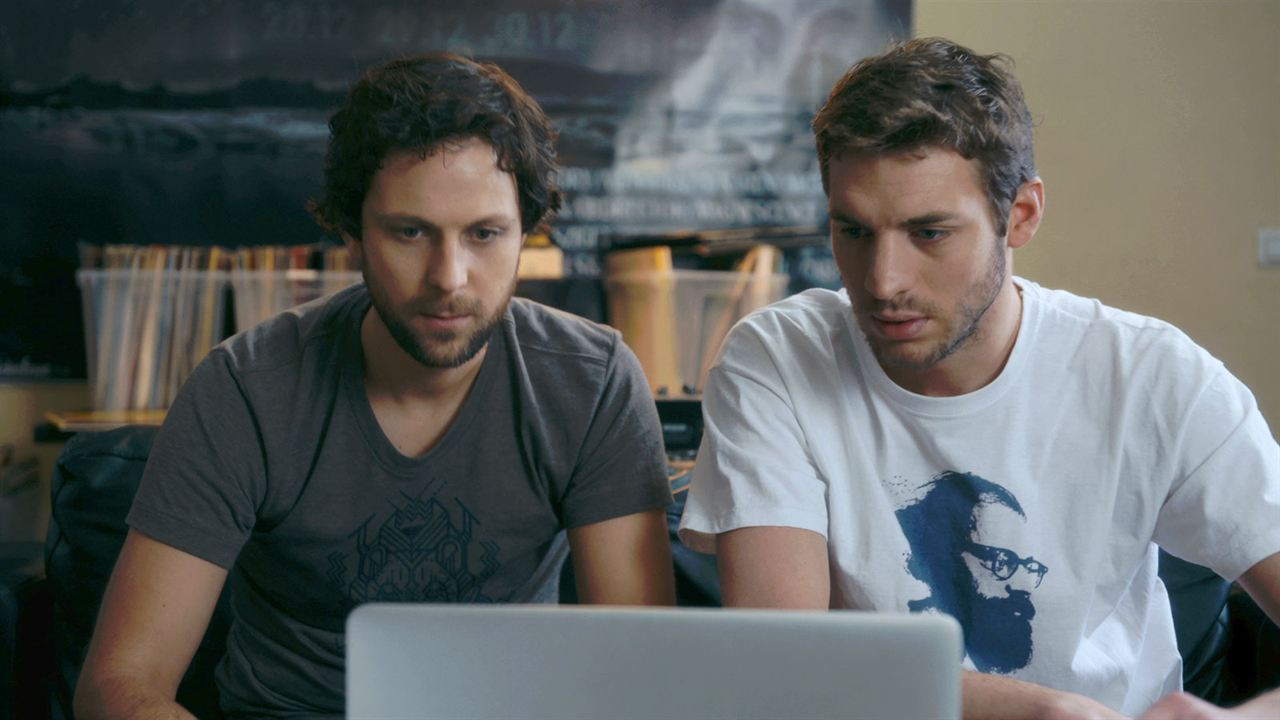 Komploti i Heshtjes backdrop