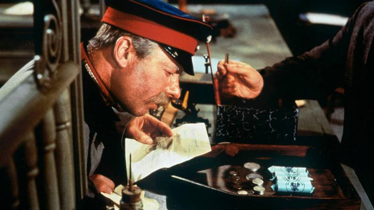 Betty Fisher dhe Historia Tjera backdrop