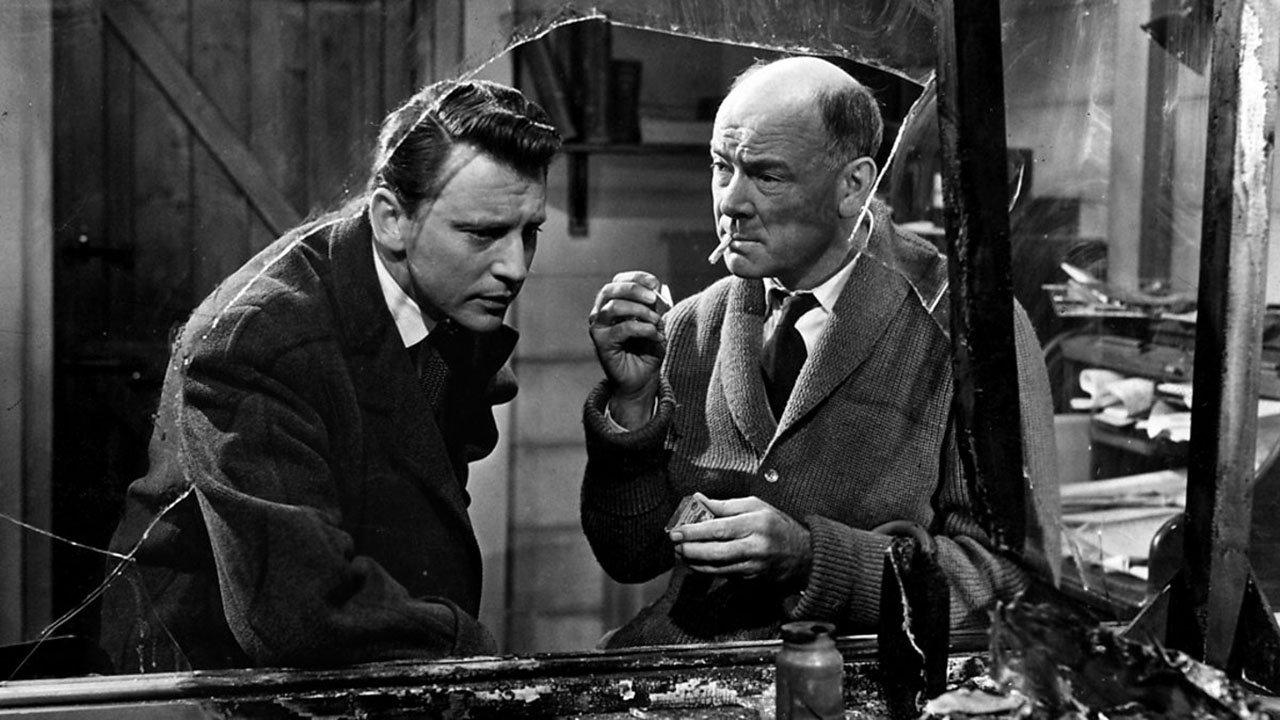 Tre Njerëz Gjigantë backdrop