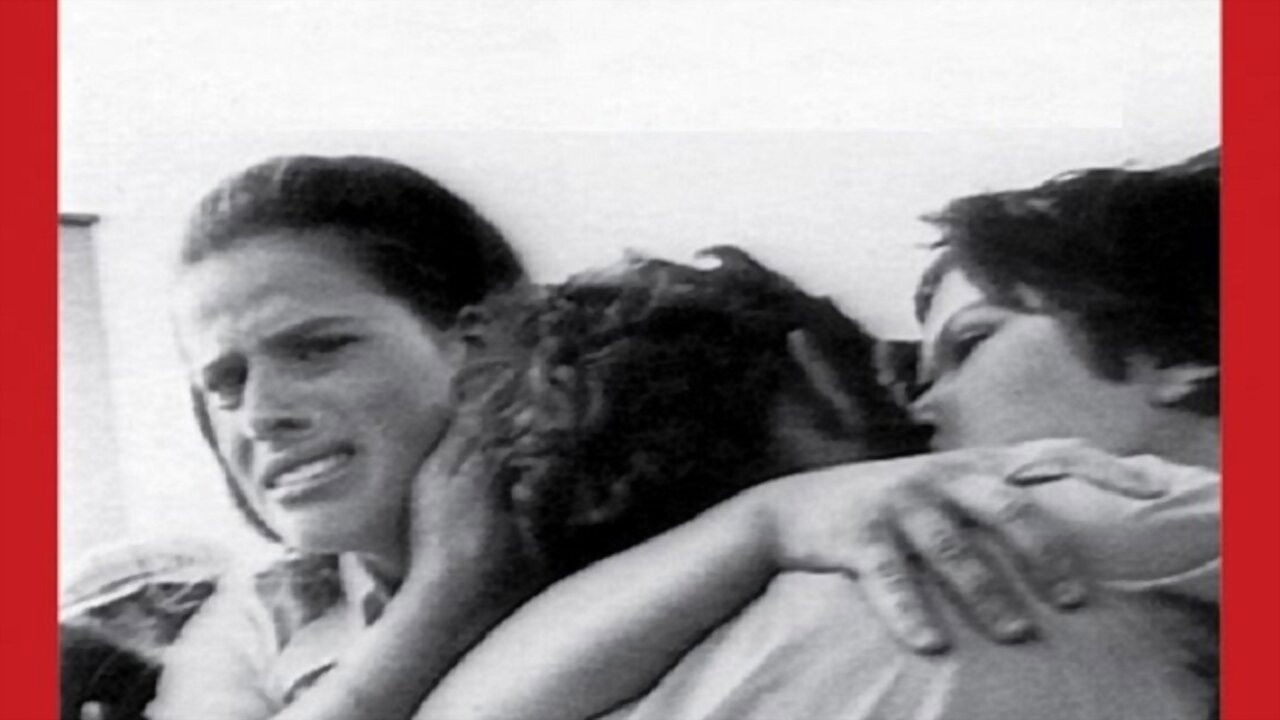 Debal: Nënçmuarët pa kurorë backdrop