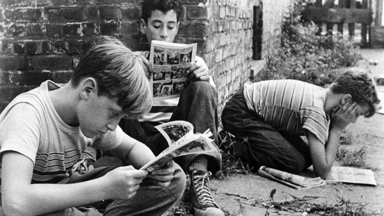 Universiteti i Qeshjeve backdrop