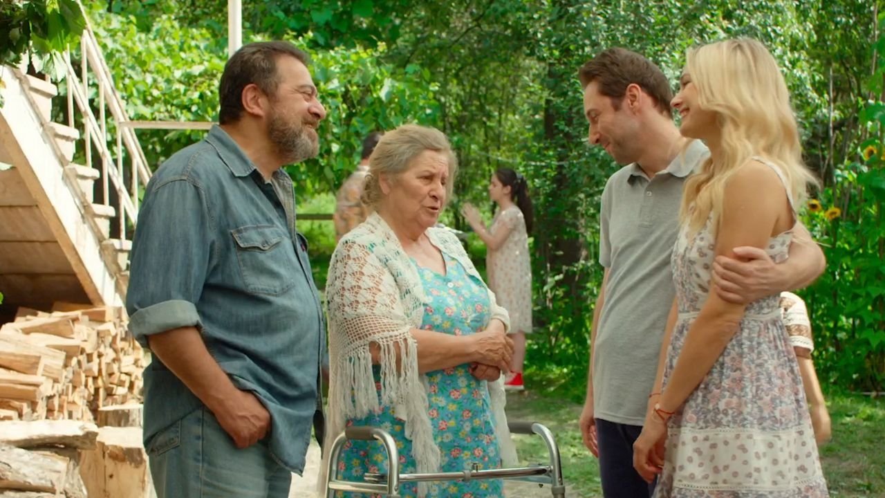 Honey Harvester can be translated to Albanian as Grumbulluesi i Mjaltit backdrop