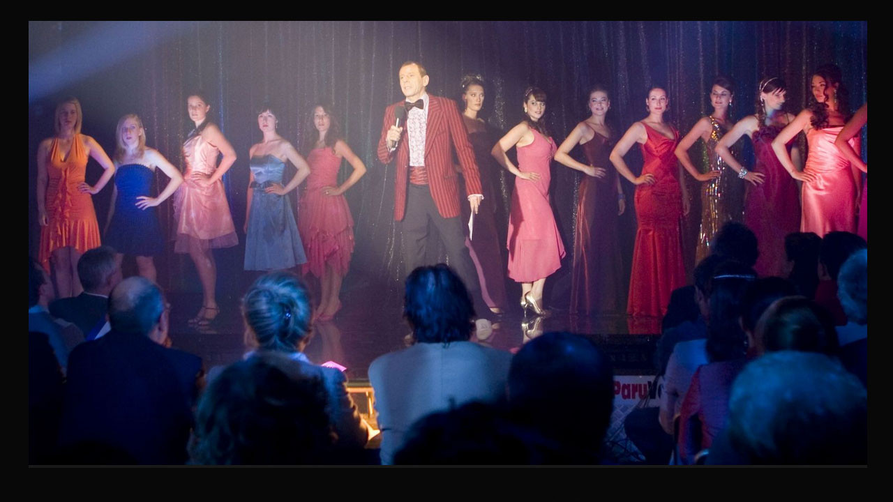 Dy Këngë të Gjatë në Mist backdrop