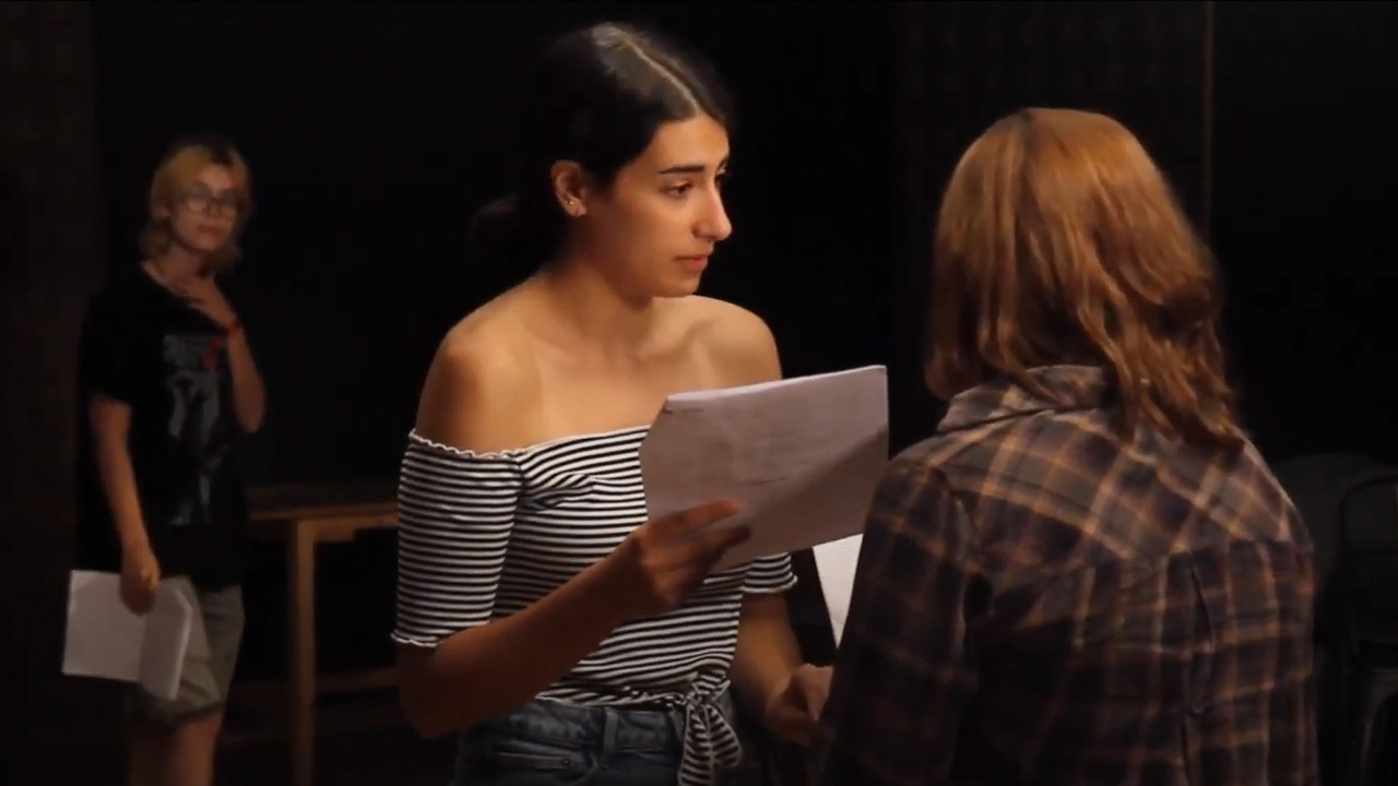 Femra dhe Eshte: Një Itje e Këqij në Pjesën Time të Pasme backdrop