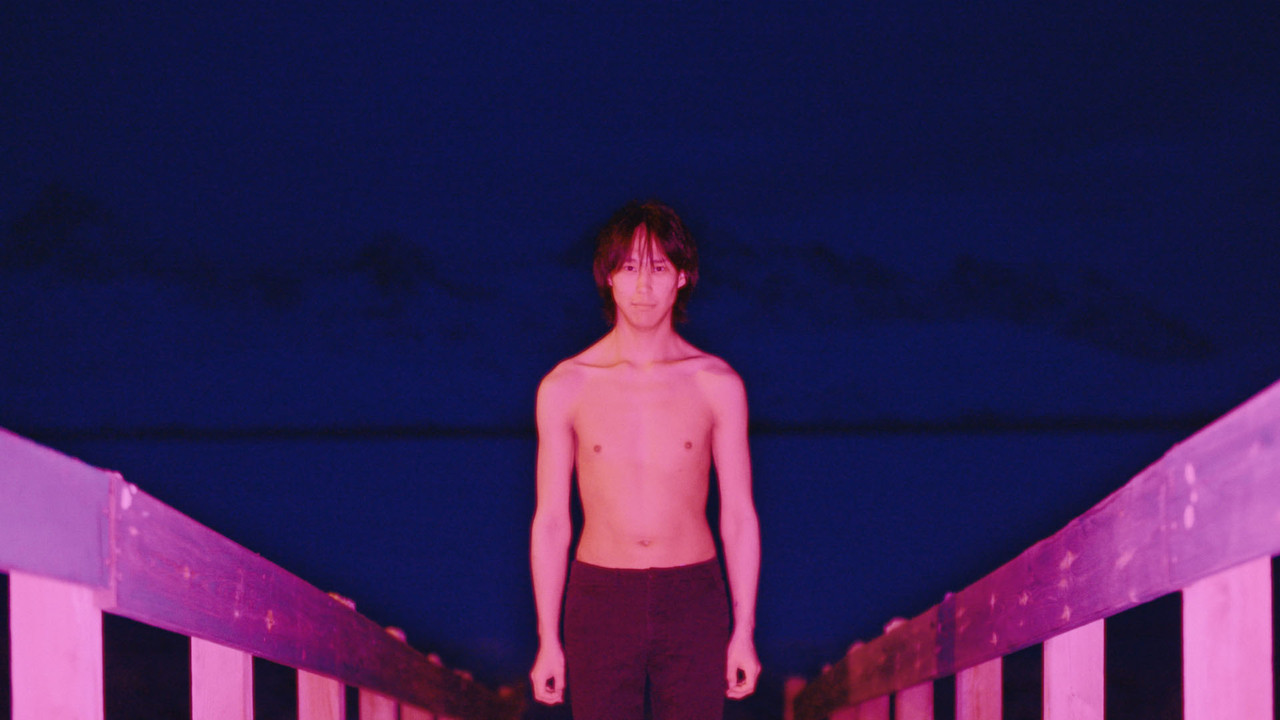 Njerëzit mbi retë backdrop