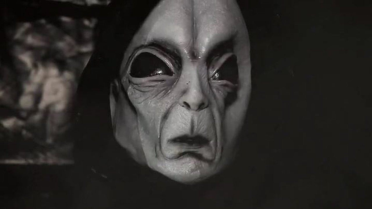 The title 多情的帽子 can be translated to Albanian as Kapelet e Dashurisë backdrop