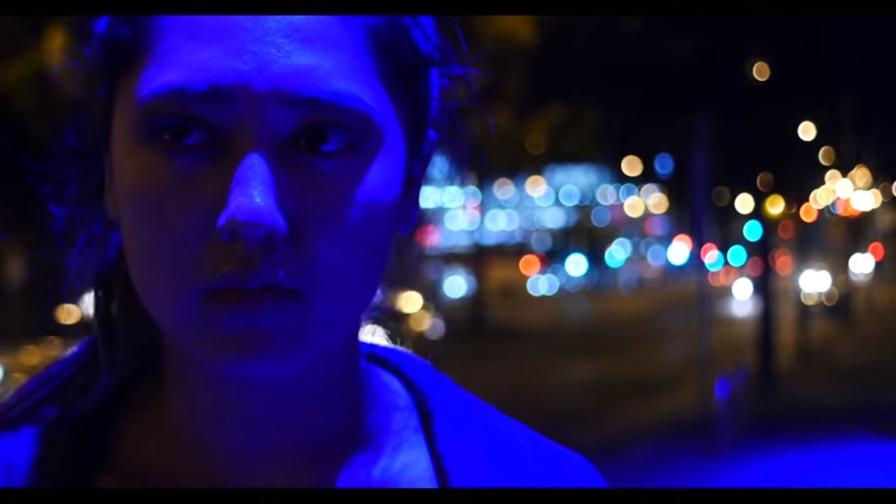 Përtej lumit dhe në pemë backdrop