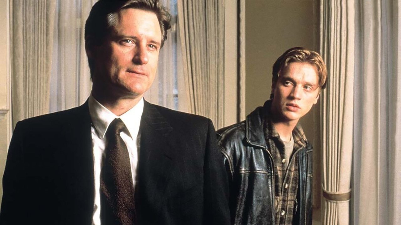 The title "Skin Deep" translates to "Nën Lëkurë" in Albanian backdrop