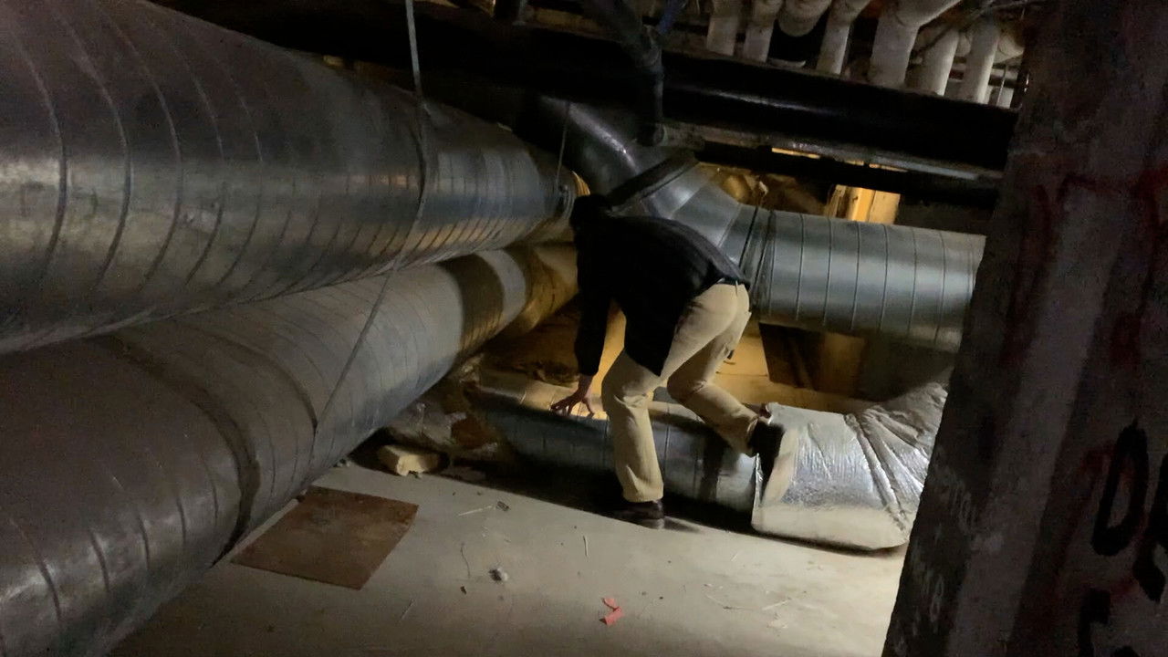 The title Branle-bas de combat can be translated to Albanian as Alarmi i luftës backdrop