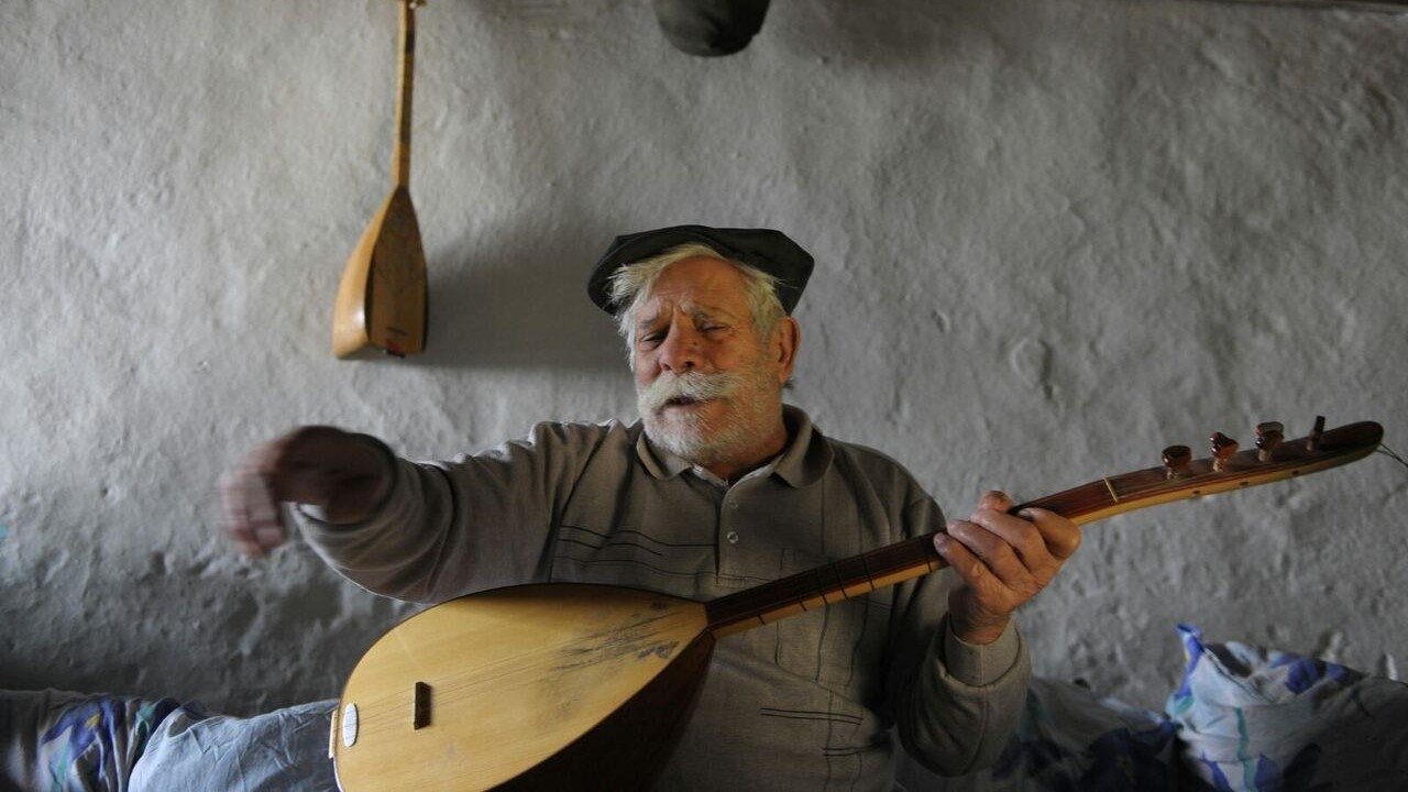 Puriyadha Anandam Puthithaga Arambam backdrop
