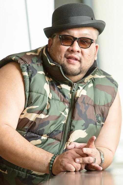 Mariana van Zeller backdrop