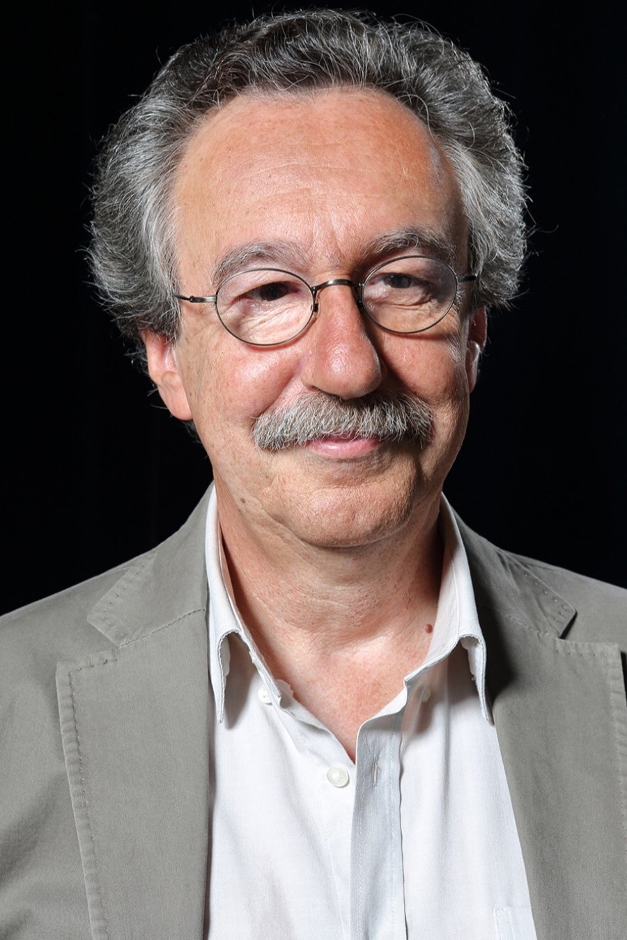 Mário Moutinho backdrop