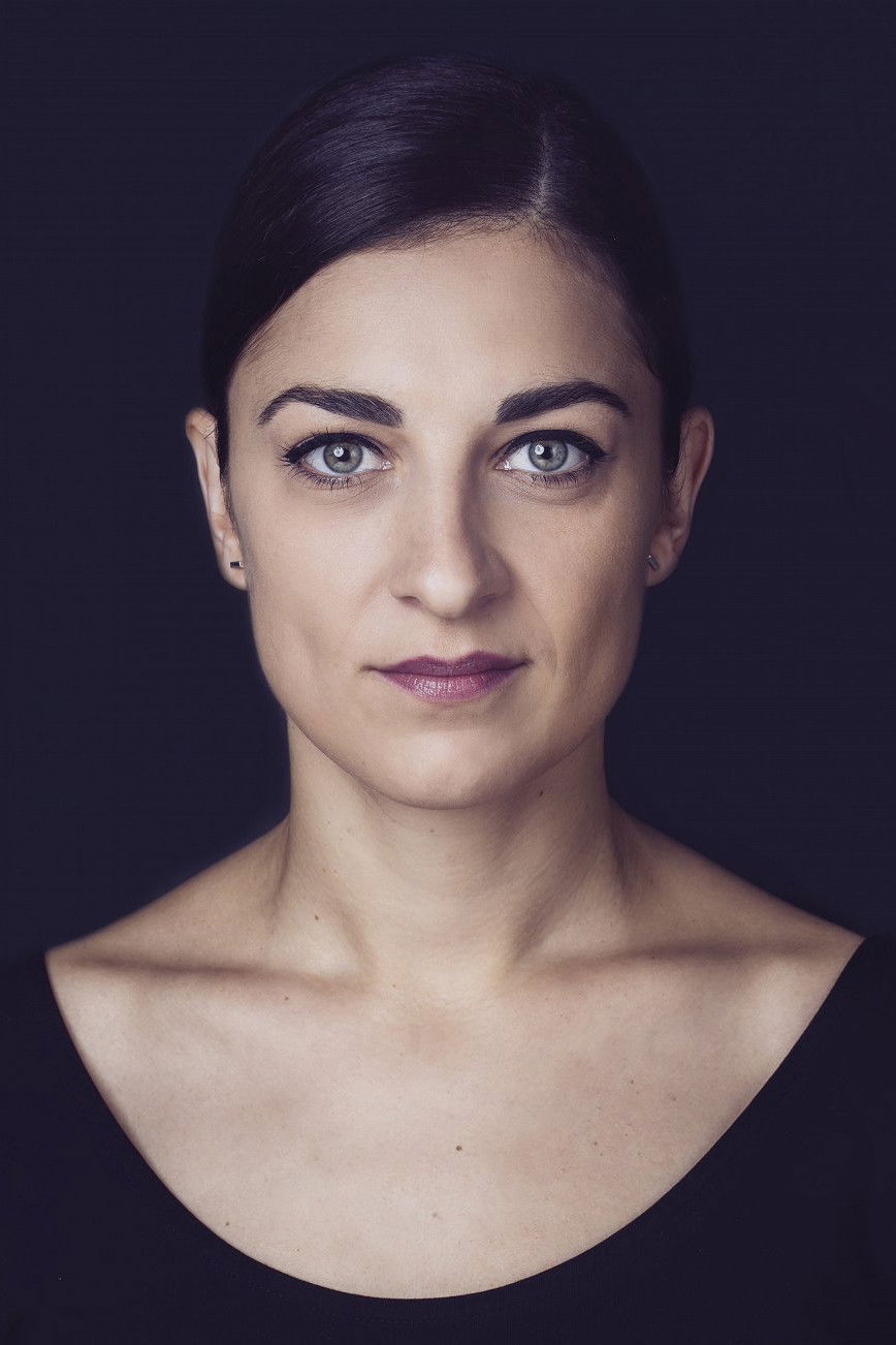 Tomoharu Suzuki backdrop