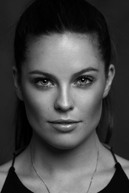 Fernanda de Jesus backdrop