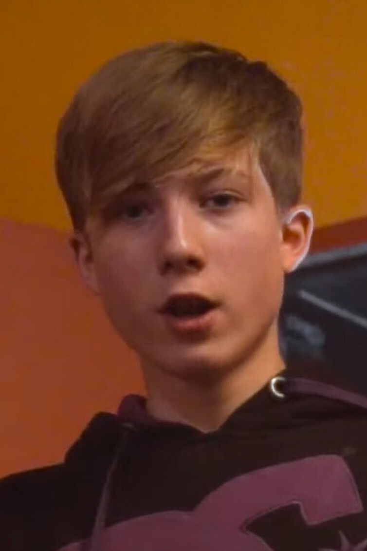 Mirthe Tavernier backdrop